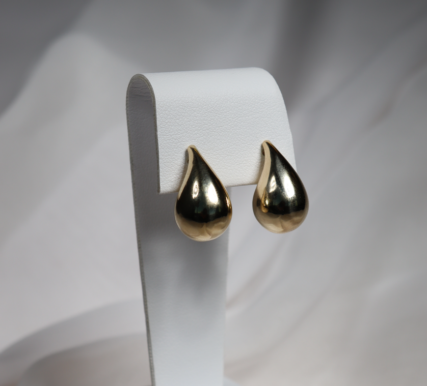 Stunning yellow gold earrings from LeGassick.