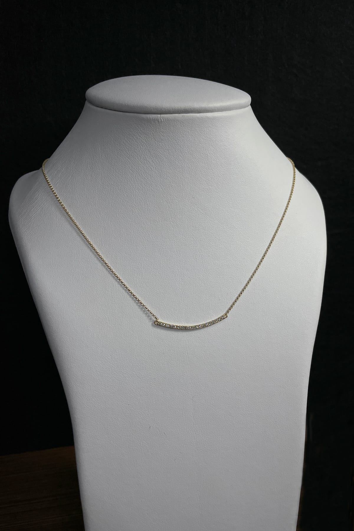 White gold curved hot sale bar necklace